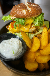 Burger in der Alten Molkerei in Meerane Burger mit Süßkartoffeln und Knoblauchdipp