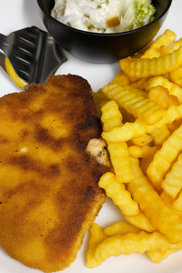 Schnitzel in der Alten Molkerei in Meerane leckeres gebratenes Schnitzel mit Pommes, Zitrone und kleinen Salat